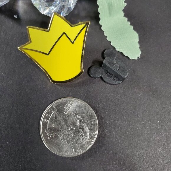 Disney Queen Hearts Trading Pin Alice Wonderland Crown Lapel Pin Brooch Badge - Picture 2 of 5